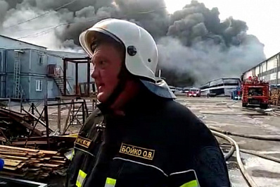 Прибыли поезда и катер: в Самаре продолжают бороться с крупным пожаром на складе