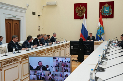 Увеличение социальных выплат и дополнительная помощь землякам: Дмитрий Азаров провел заседание областного Правительства