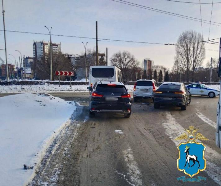 В Тольятти в столкновении двух иномарок пострадала женщина