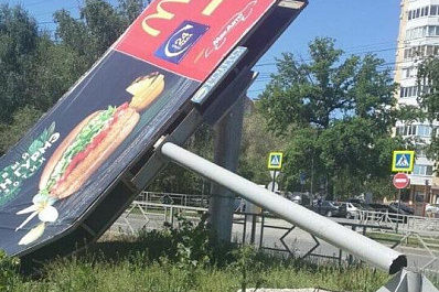 На улице Стара-Загора в Самаре ветер повалил рекламный щит
