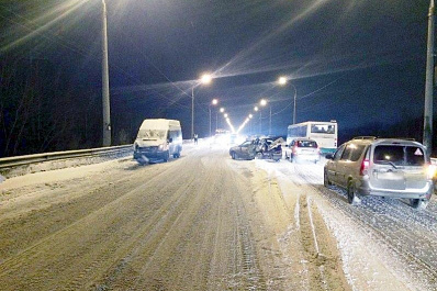 На Южном шоссе в Самаре столкнулись LADA и Ford Transit