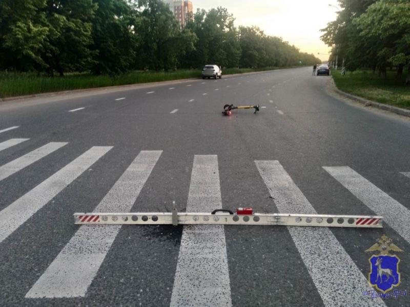 На Московском шоссе в Самаре фура "притерла" легковушку