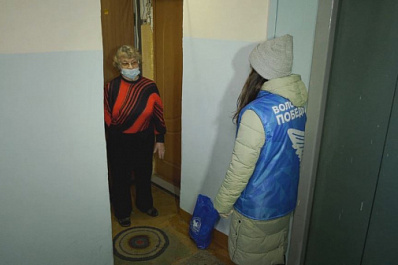 Волонтеры в губернии развозят продукты пожилым людям   