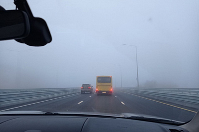 Из-за тумана и видимости всего в 20 метров временно закрыт участок трассы М5 в Самарской области
