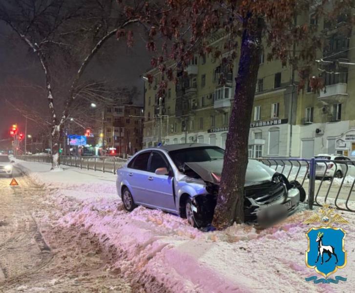 В Самаре внедорожник протаранил малолитражку на встречке