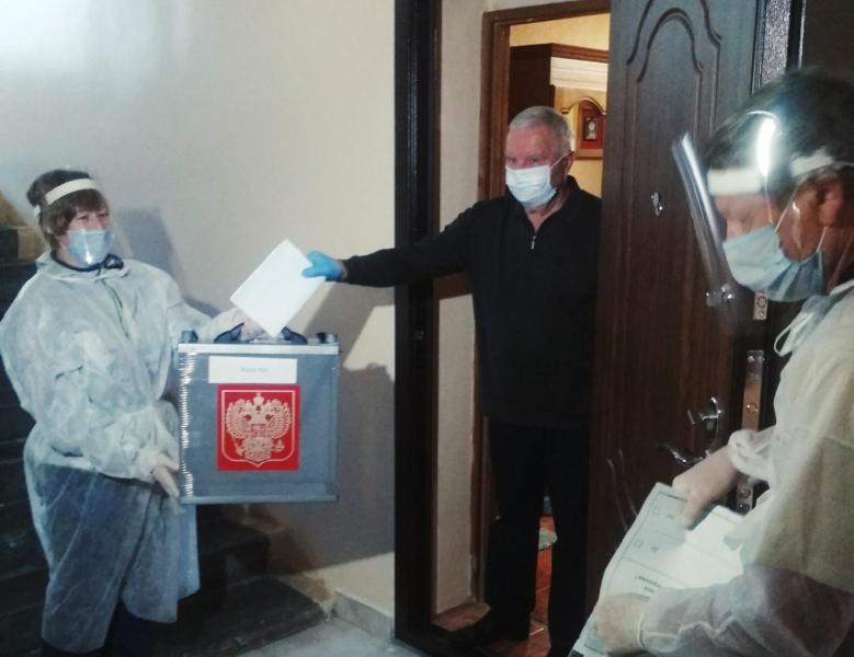 Лидер самарских общественников проголосовал по поправкам в Конституцию на дому