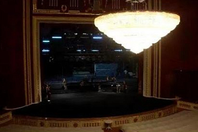 В Самаре в театре оперы и балета опустили главную люстру