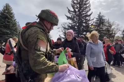Российские военные доставили в ЛНР гуманитарную помощь