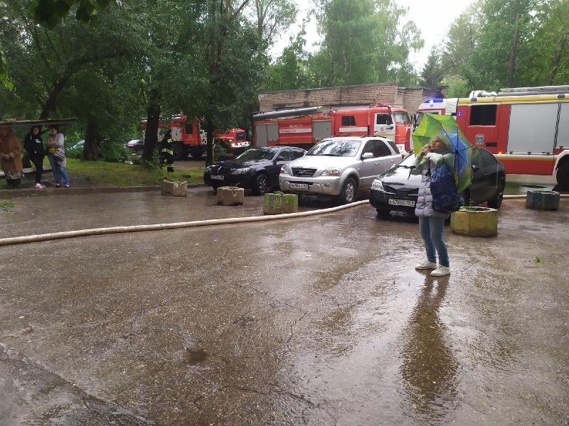 В Самаре пожарные спасли женщину и ребенка из горящего дома на пр. Кирова