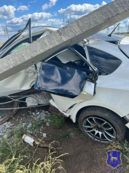 В Тольятти иномарку придавило столбом после аварии