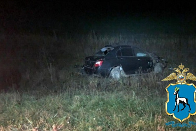 На трассе в Самарской области водитель без прав перевернул свою машину