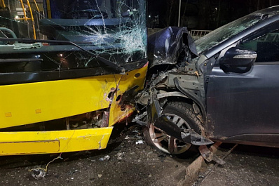 В Самарской области пьяная женщина на внедорожнике влетела в автобус