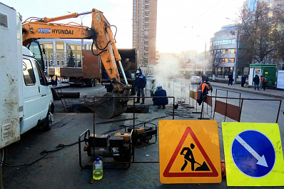 На Комсомольской площади Самары устраняют крупную коммунальную аварию