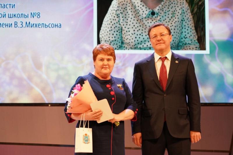 Дмитрий Азаров поздравил женщин региона с наступающим 8 Марта