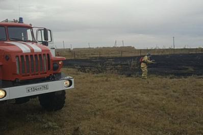 В Самарской области 2 раза за сутки горела сухая трава на 550 "квадратах"