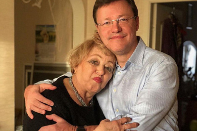 Дмитрий Азаров поздравил жителей губернии с Днём матери