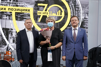 Дмитрий Азаров отметил труд и достижения работников нефтяной, газовой и топливной промышленности региона