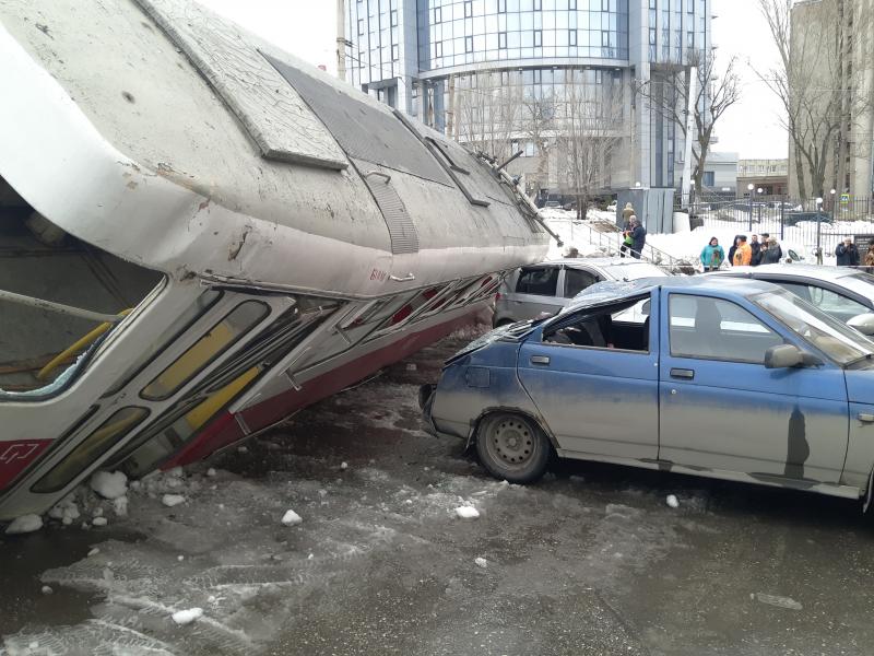 В Самаре у ТЦ "Апельсин" трамвай перевернулся и раздавил машины