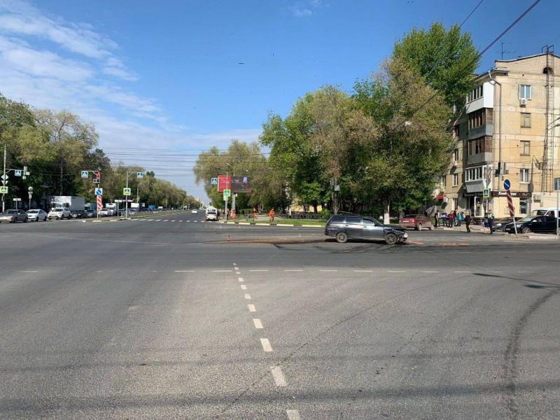 В Самаре на перекрестке Гагарина и Авроры столкнулись две легковушки
