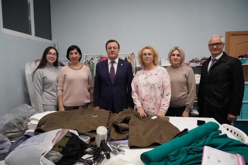 "Вы делаете святое дело!": Дмитрий Азаров встретился с волонтерами движения "Шьем для наших"