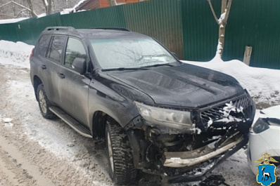 В Самаре после столкновения внедорожника с "Грантой" пострадала женщина