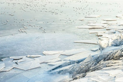 Прохожие спасли провалившегося под лед мальчика