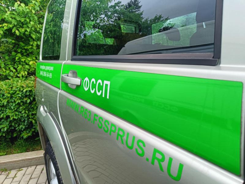 В Самарской области пьяный велосипедист избил автомобиль палкой