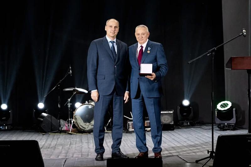 Председатель совета директоров ГК "Полипласт" Александр Шамсутдинов награждён знаком отличия "За заслуги перед Свердловской областью" III степени