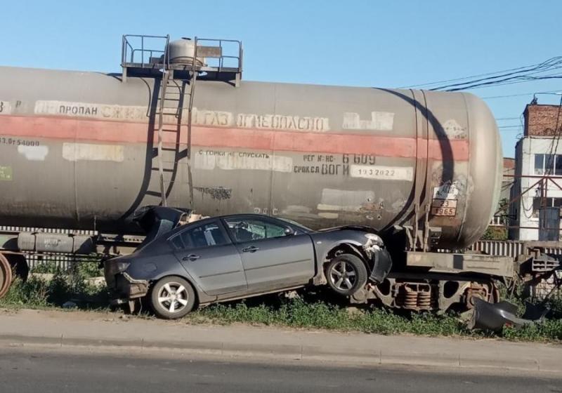 В Самаре на Заводском шоссе 19 июня Mazda врезалась в железнодорожные цистерны