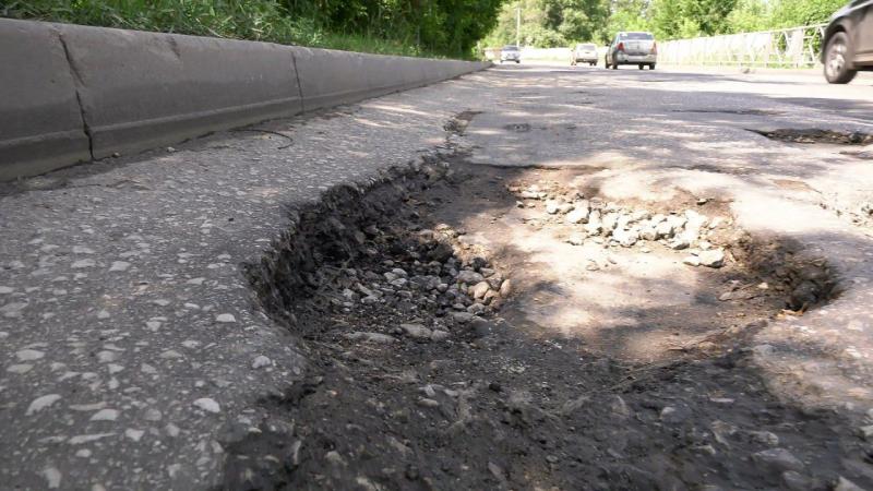 Жители Самары пожаловались на дыру в асфальте на пр. Карла Маркса