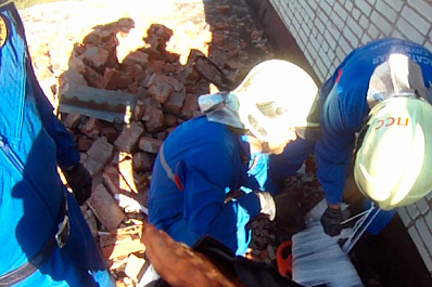 В Самарской области спасли мужчину, упавшего с крыши дома