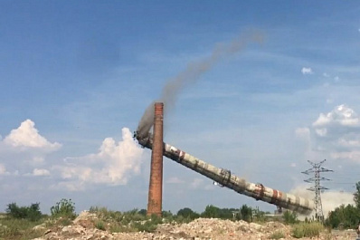 В Чапаевске взорвали опасную трубу высотой 120 метров