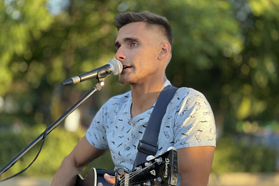 "Девушка захотела жить после концерта": самарский артист Андрей Impulse рассказал, как стал уличным певцом