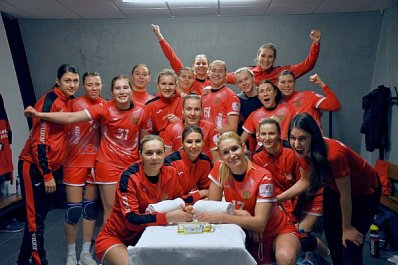 Игрок гандбольной "Лады" Ольга Фомина забивает решающие голы на чемпионате Европы 