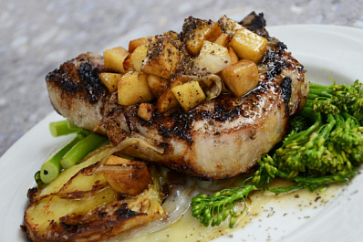 Стресс, удовольствие и ритуалы: эксперт рассказал о причинах переедания