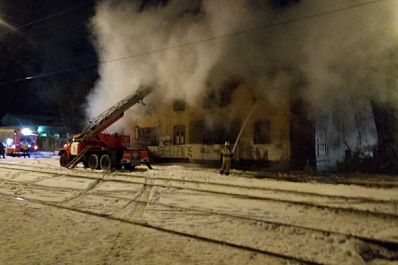 В Самаре потушили горящее двухэтажное здание