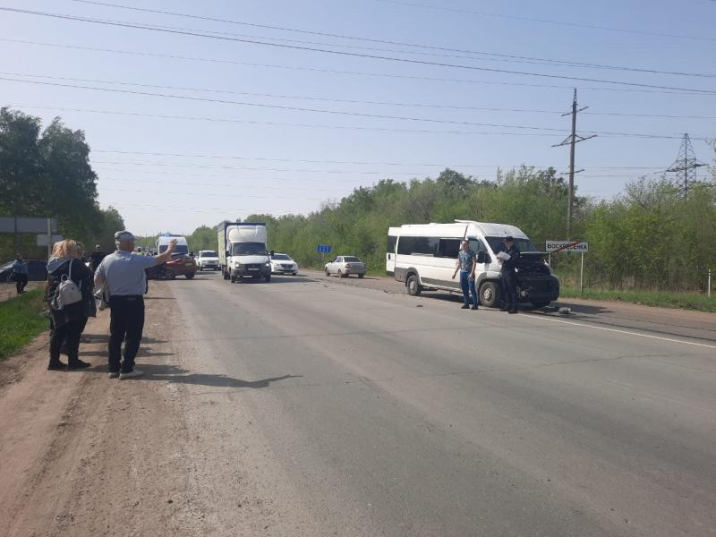 Семь человек пострадали в ДТП с пассажирским микроавтобусом под Самарой