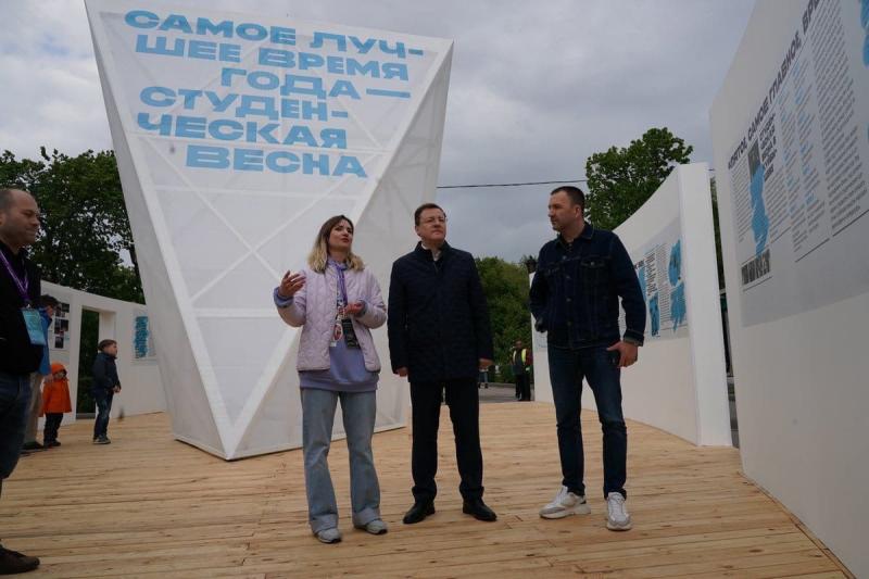 Дмитрий Азаров оценил фестивальный городок Студвесны на набережной