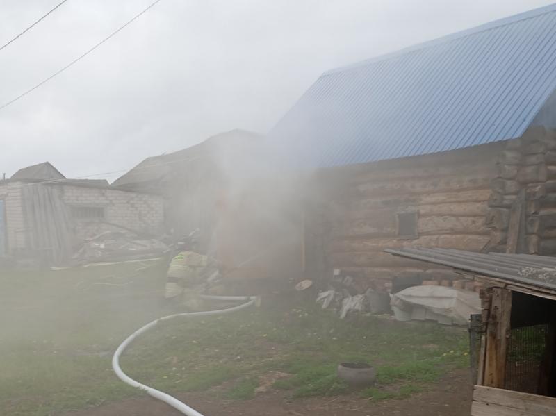 В Исаклинском районе 19 мая пожарные потушили баню