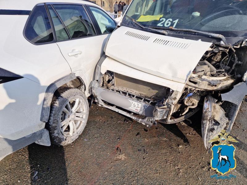 В Самаре на ул. Ново-Садовой внедорожник протаранил маршрутку