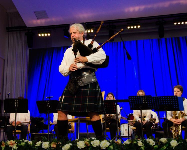 Песню "Катюша" сыграет на волынке музыкант из Шотландии на фестивале "Гитары в строю!" в Самаре