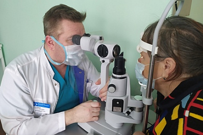 В Самаре медики спасли от слепоты пациентку с катарактой