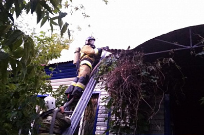 В центре Самары загорелся дом 
