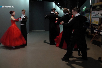 В Самаре прошел массовый урок по историческим бальным танцам