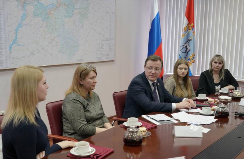 Губернатор Дмитрий Азаров встретился с родственниками военнослужащих из Сызрани