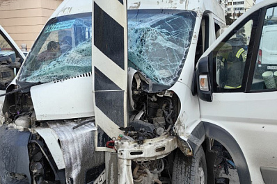 В центре Самары маршрутка врезалась в столб