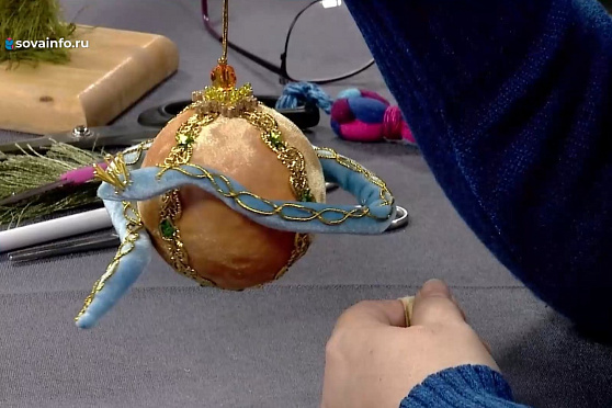 Елочные игрушки с голубыми змейками. Ручная работа