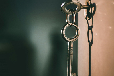 В Тольятти приставы помогли женщине с ребенком вернуться в свою квартиру