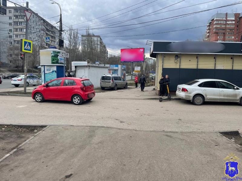 В Самаре 17-летний самокатчик угодил под колеса иномарки