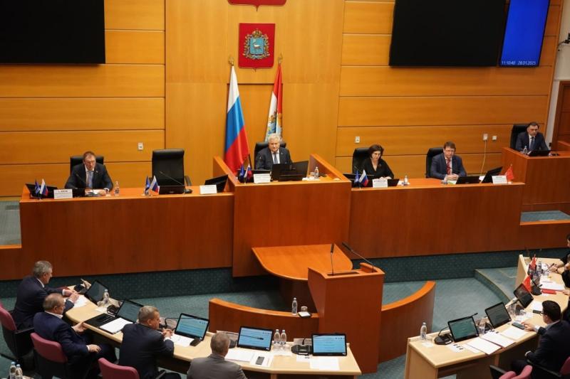 Защитить детей от "яда": в регионе хотят ограничить продажу энергетиков